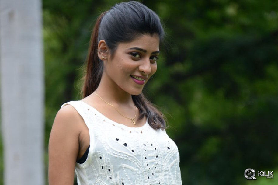 Gayatri-at-Bandhook-Movie-Platinum-Disc-Function